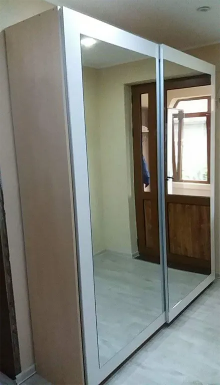 Гардероб плъзгащи врати и огледала